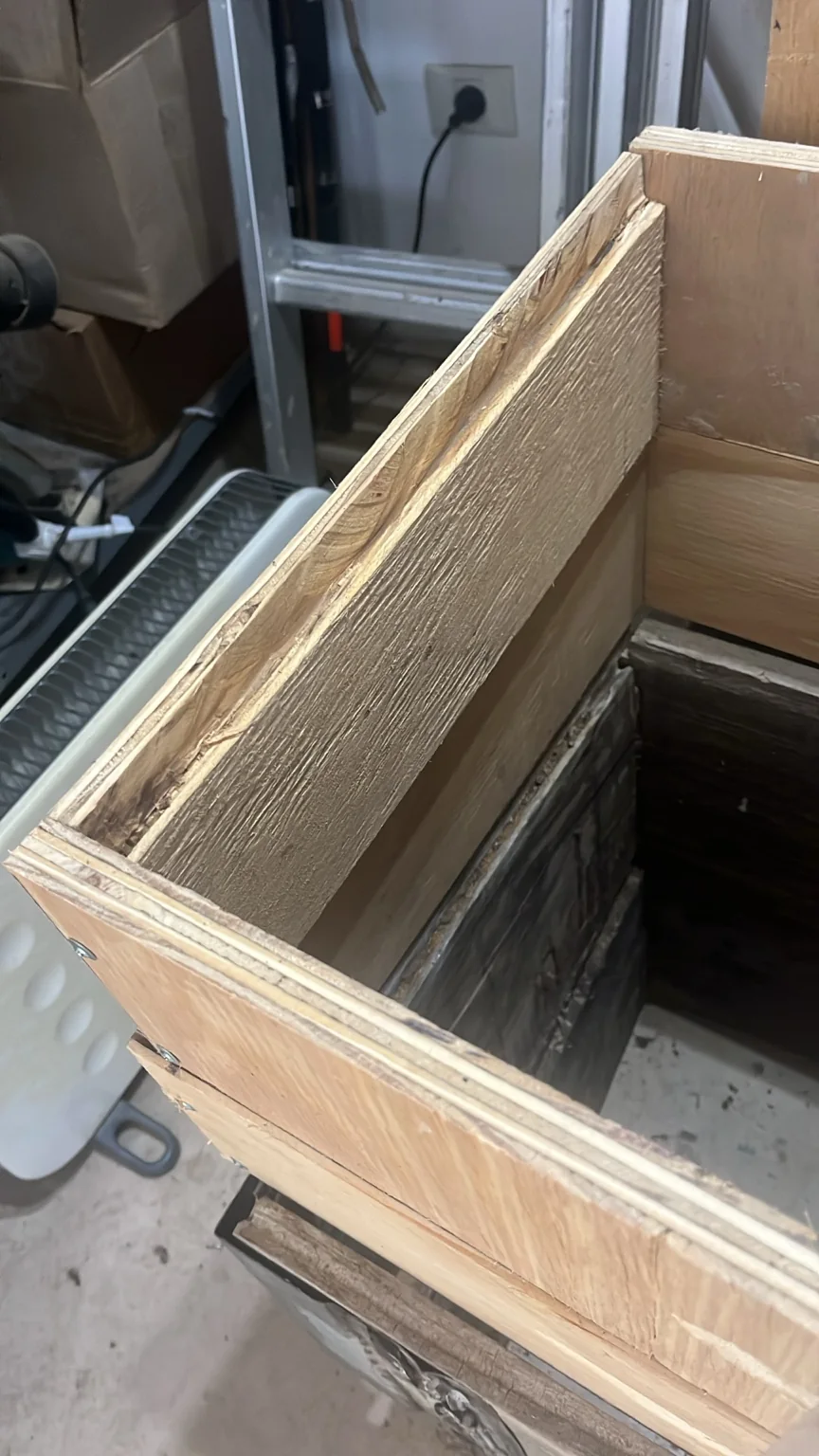 Interior de un cajón apícola construido