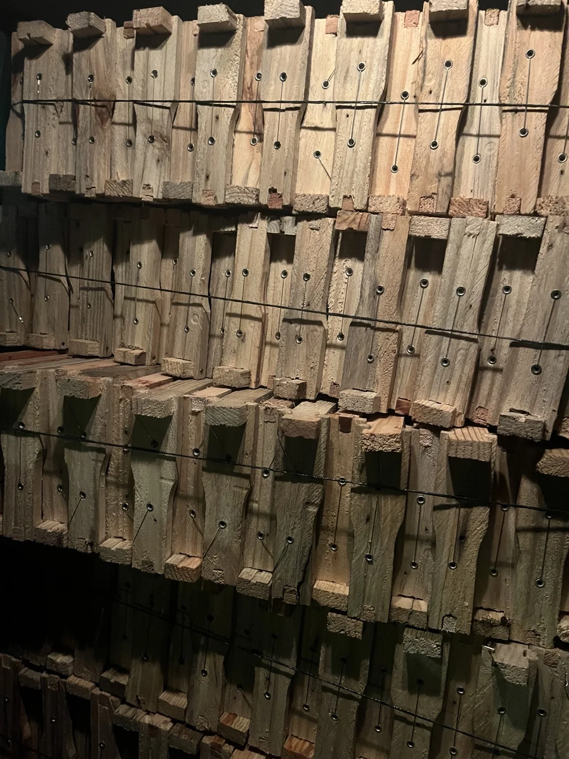 Detalle de ojalillos y alambre en cuadros apícolas